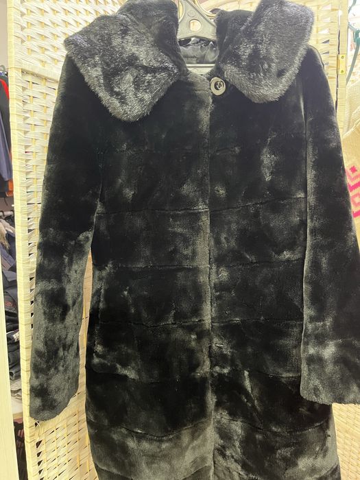 Искусственные шубы 44 р. 2500 каждая.