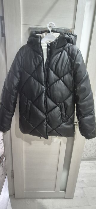 Продам куртку 4000т