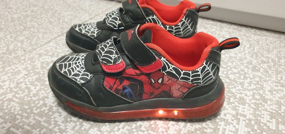 Светещи маратонки със спайдърмен