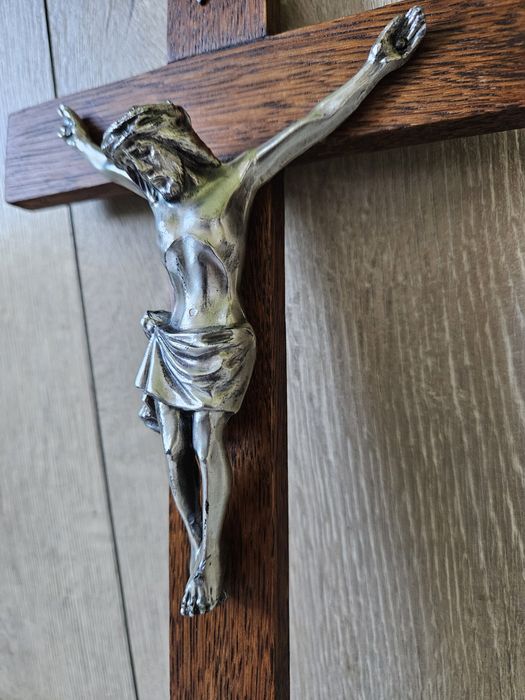 Crucifix ,lemn natural plus metal argintat