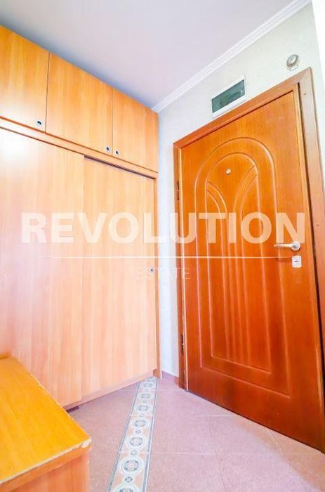 Тристаен апартамент в района на Бриз!