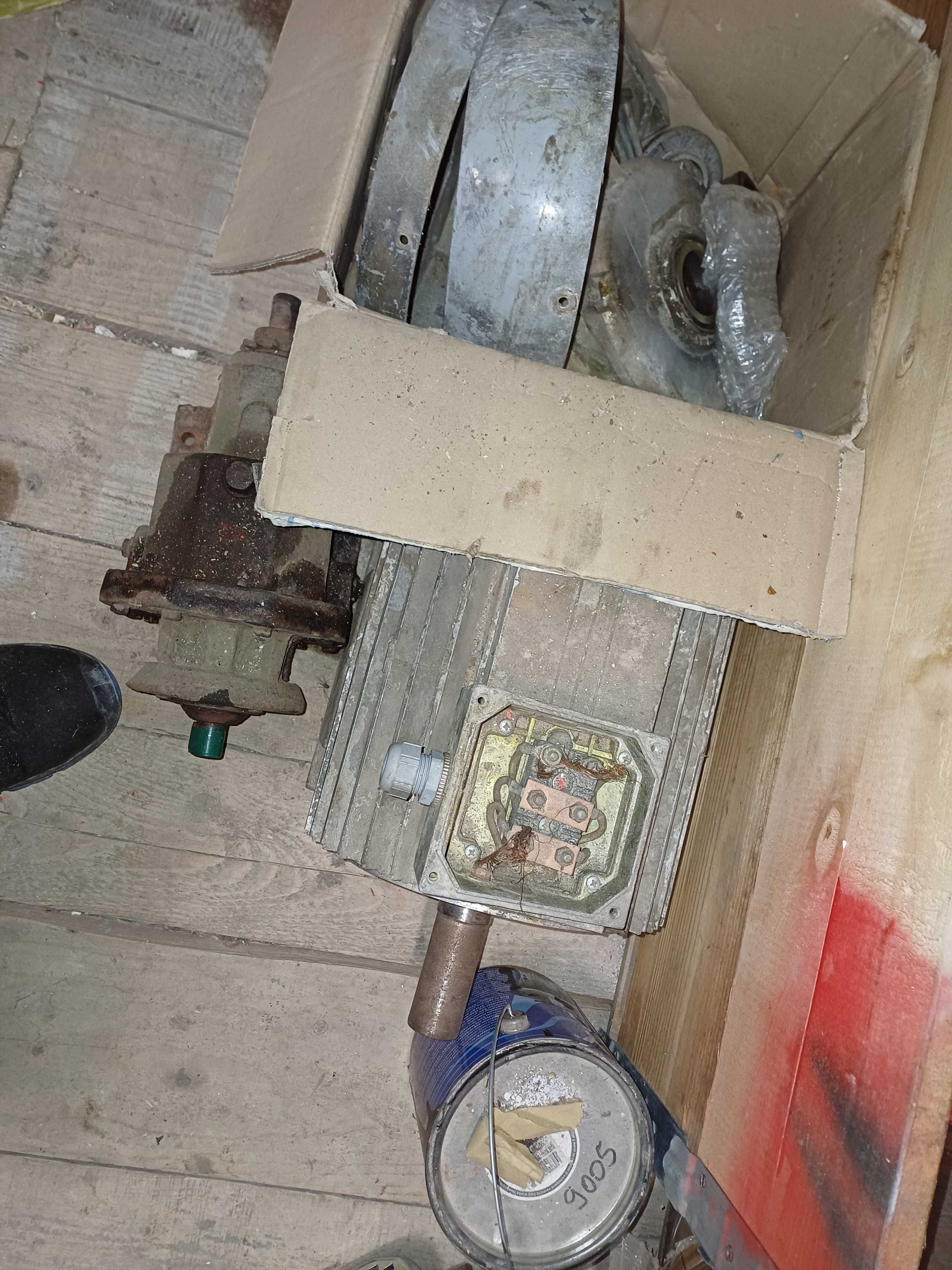 Motor electric cu reductor si reducteo 1 la 10