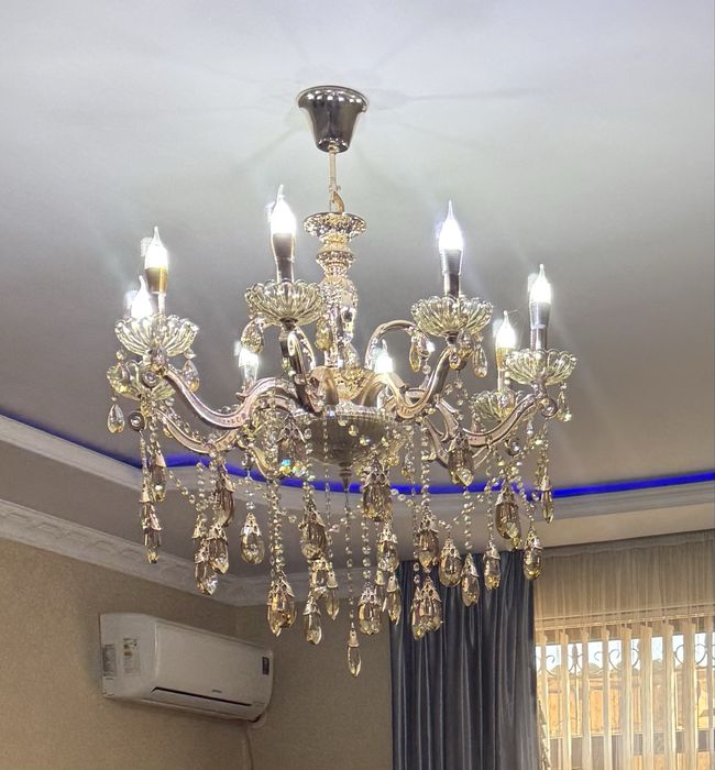 Люстра золотистый с восьми лампочками