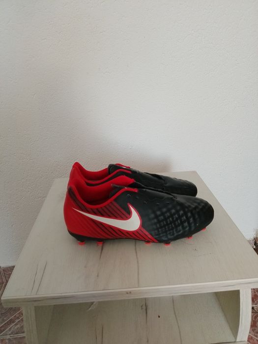 Vand crampoane de fotbal în diferite mărimi