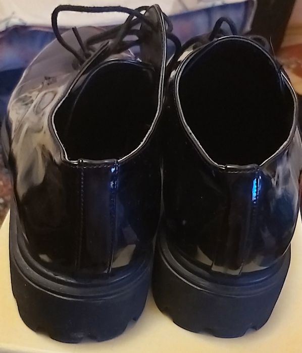 Pantofi negri de lac cu vârf rotund, talpa de bocanci