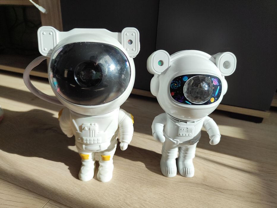 2 броя космонавт проектори.