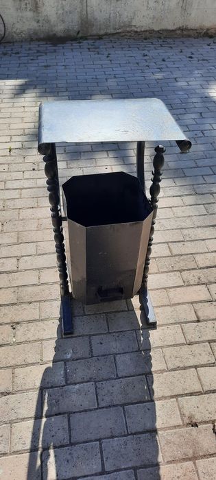 Металлическая урна с крышей