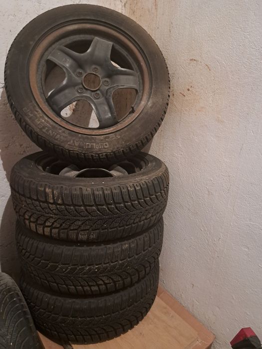 Vand set de 4 cauciucuri de iarna cu jante  cu tot .