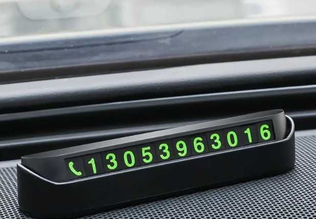 Модерна табелка с телефонен номер за временно паркиране на автомобила