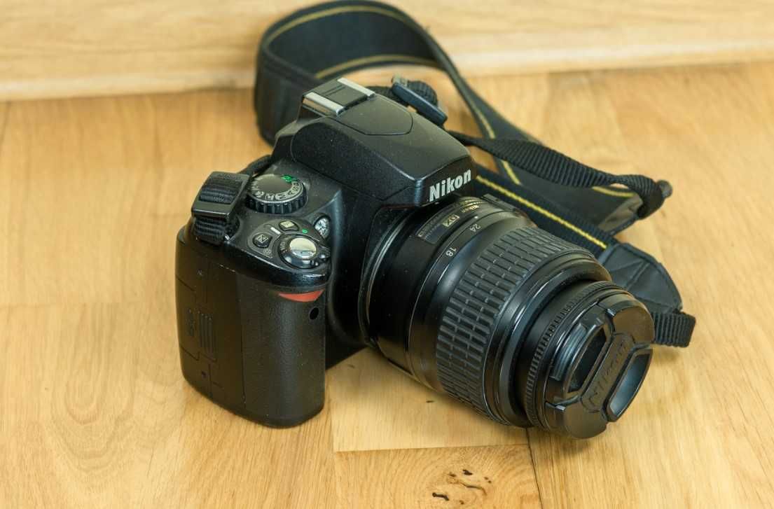 Nikon D40 cu obiectivul kit 18-55mm + grip