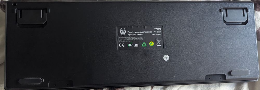 Tastatura cu leduri și cablu