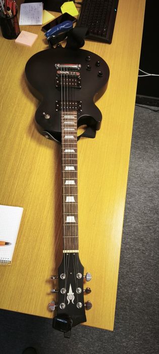 Chitară electrică stângaci