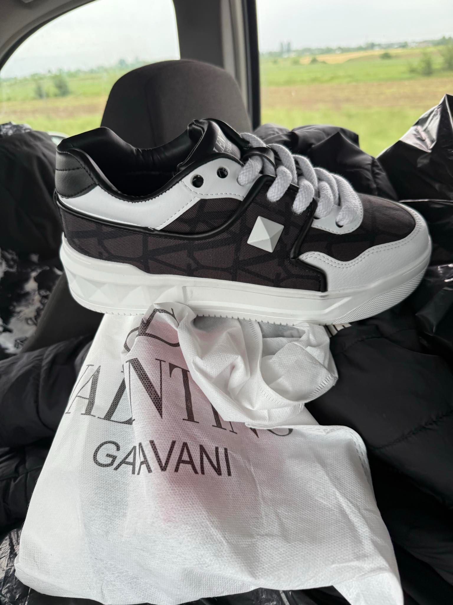 Adidasi valentino garavani