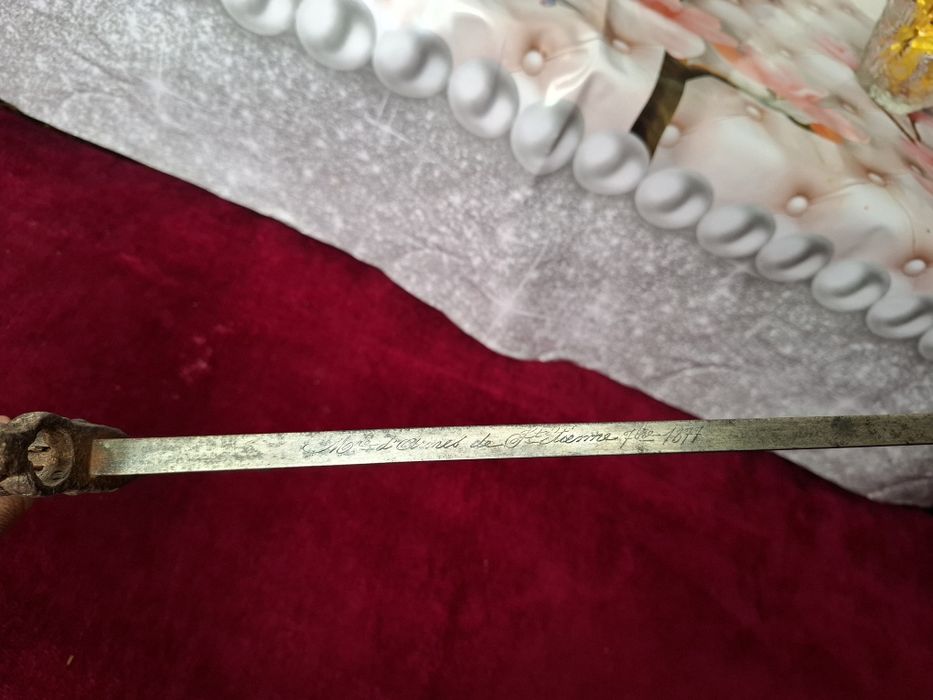 Антиквар килич сотилади