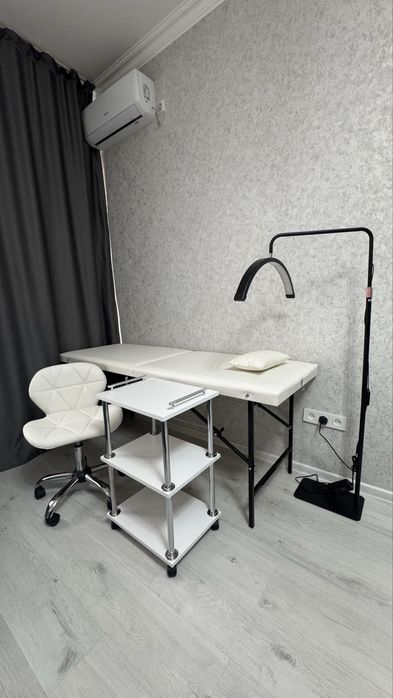 Кушетка, стульчик, лампа, столик, комплект для наращивания ресниц.