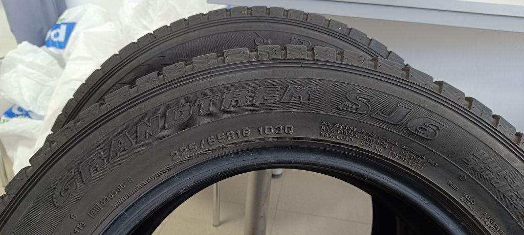 2 бр. Dunlop 225/65/18 зимни 9мм грайфер