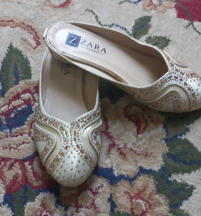 Kelinlarga mos oyoq kiyim.