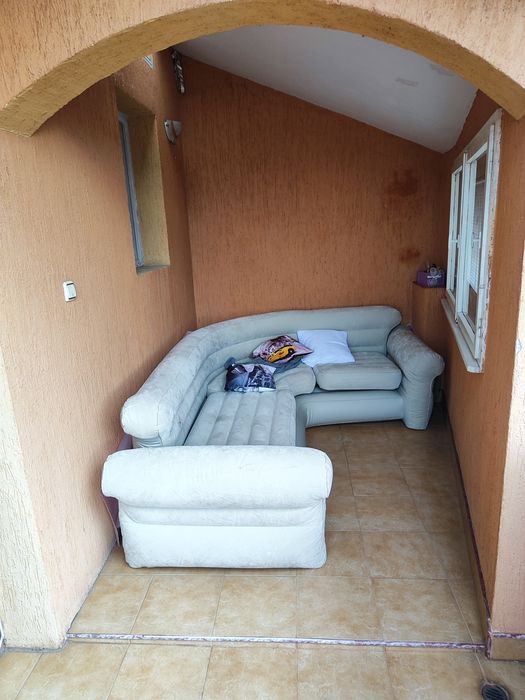 Надуваем диван Intex. Като нов.