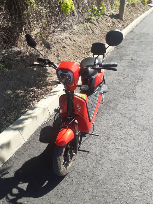 Vand moped electric cu îmbunătățiri