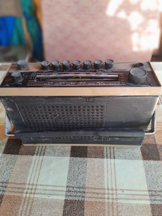 Стари радиоприемник и грамофон