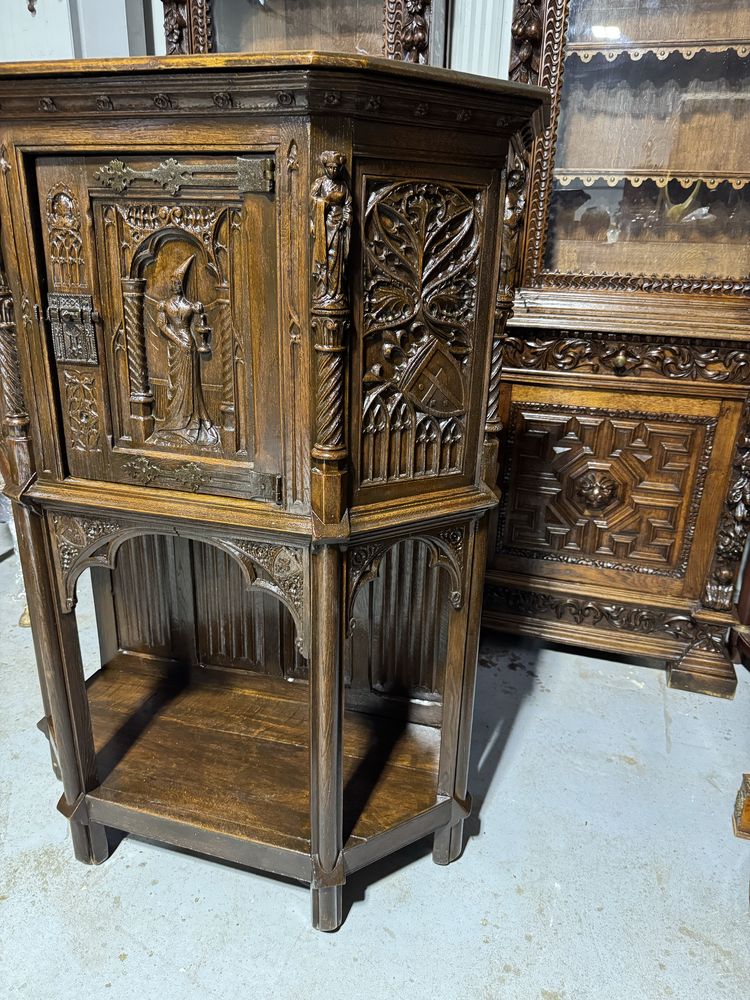 Bufet sculptat manual în stil gotic – piesă de colecție