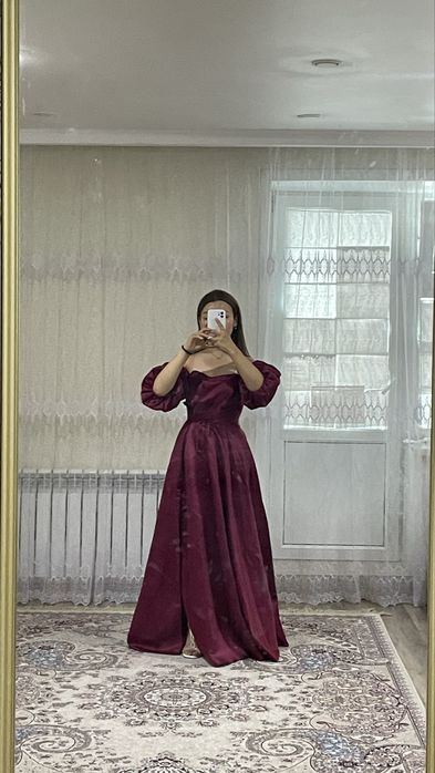 Вечернее платье бордового цвета.
