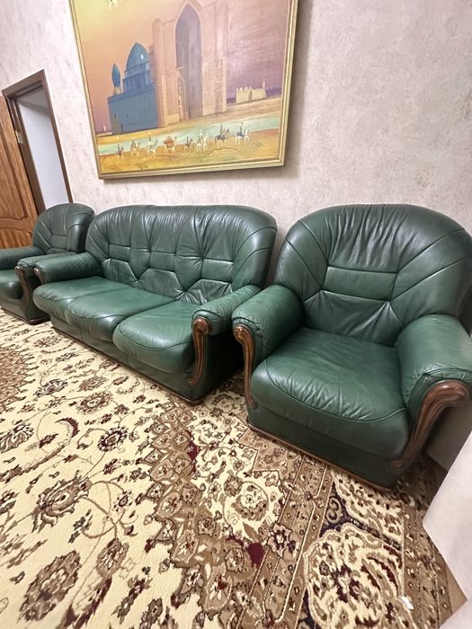 Троиной диван с двумя креслами