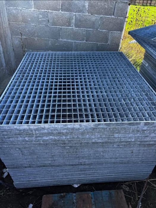 Vând trepte zincate la orice dimensiune pentru scări metalice facem la