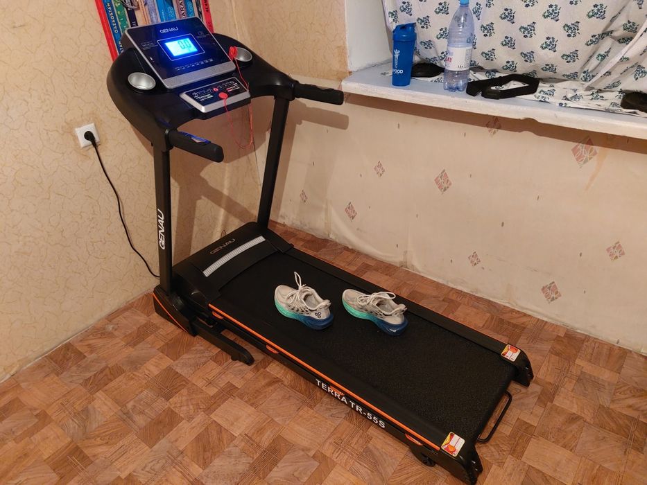 Продам почти новую беговую дорожку Genau.