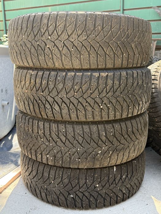 Продам зимнюю резину 235/65/17