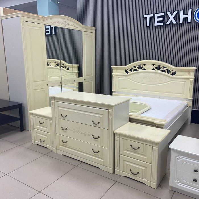 Спальный гарнитур БУ (Шкаф Кровать с матрасом Комод Тумбы Зеркало)