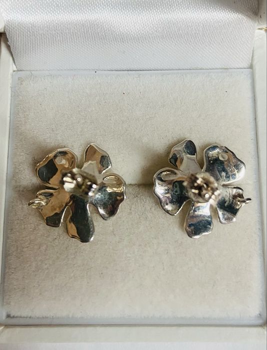 Cercei din argint in forma de floare