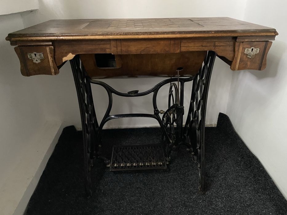 Masă-Mașină de Cusut Vintage