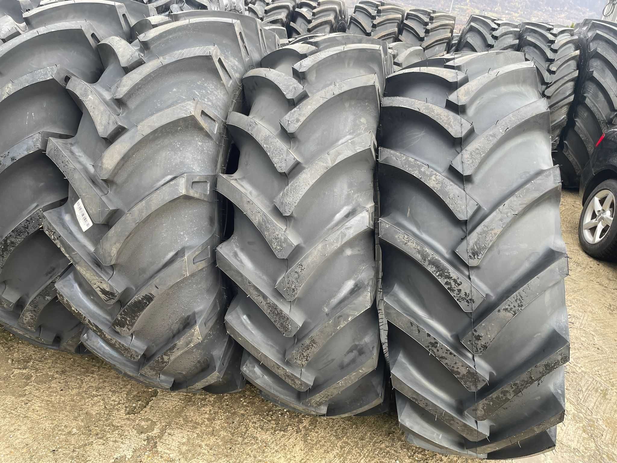 184-26 Peltas Cauciucuri noi de tractor Taff ori Combina