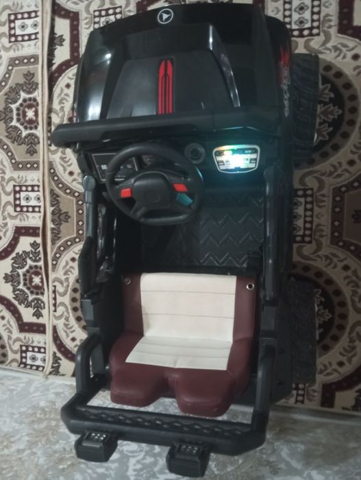 Bolalar uchun elektron mashina holati yaxshi zaryadchigi va pulti bor