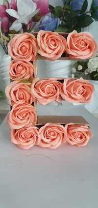 Буква по избор с декорация от сапунени ароматни рози