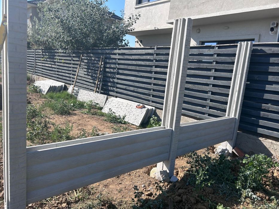 Garduri din beton comprimat de la gardultau.com stalpi placi de gard