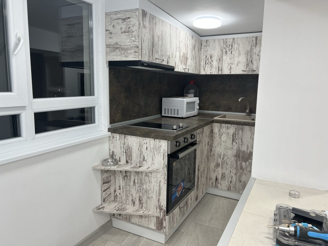 Дава се под наем Ателие в Шумен, 5-ти полк - 16000 кв.м за 163.2 € - Снимка #6