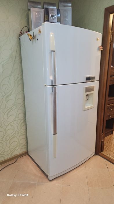 Огромный холодильник LG