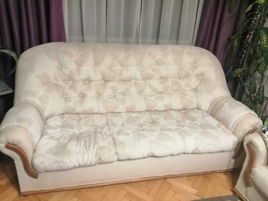 Продавам холна гарнитура .Диван два фотьойла и табуретка