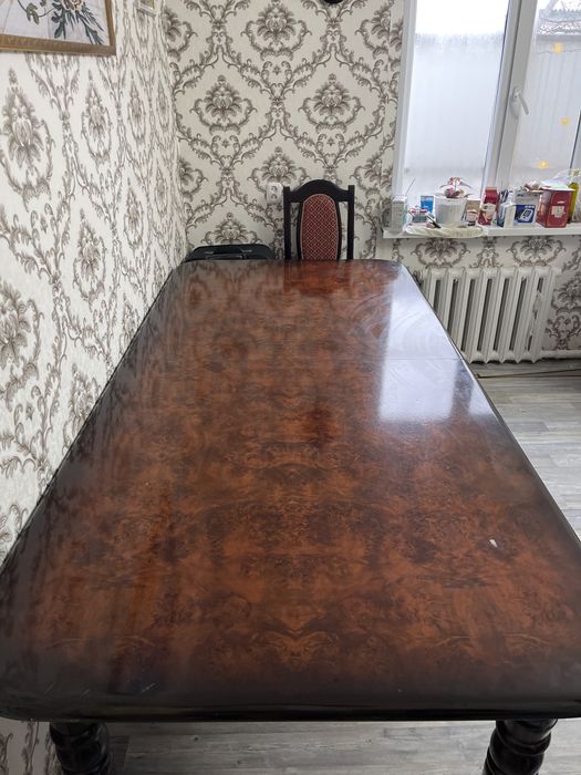 Гостевой стол в хорошем состояние