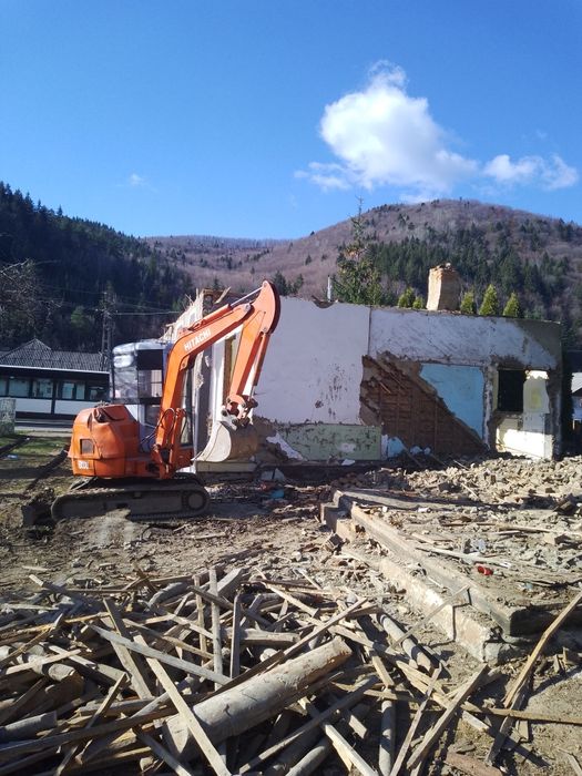 Închirieri utilaje .Buldoexcavator/excavator 3,5 tone /bobcat 3 tone