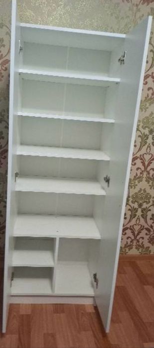 Шкаф для посуд, можно использовать как обувницу