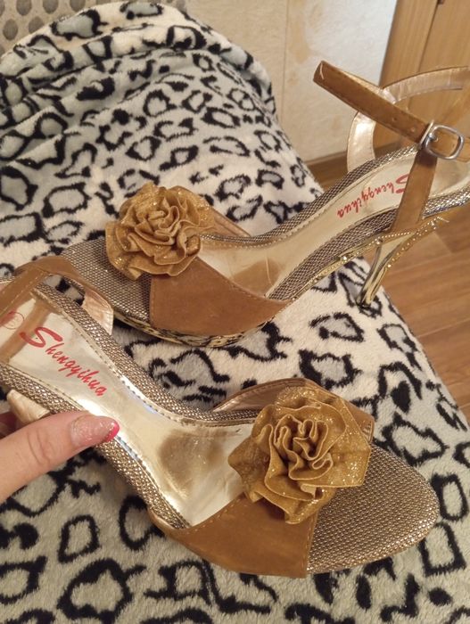 Продам новые босоножки