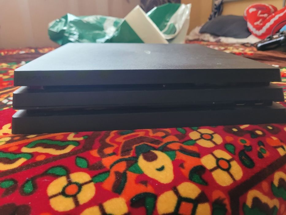 Vând ps4 pro cu 10 jocuri