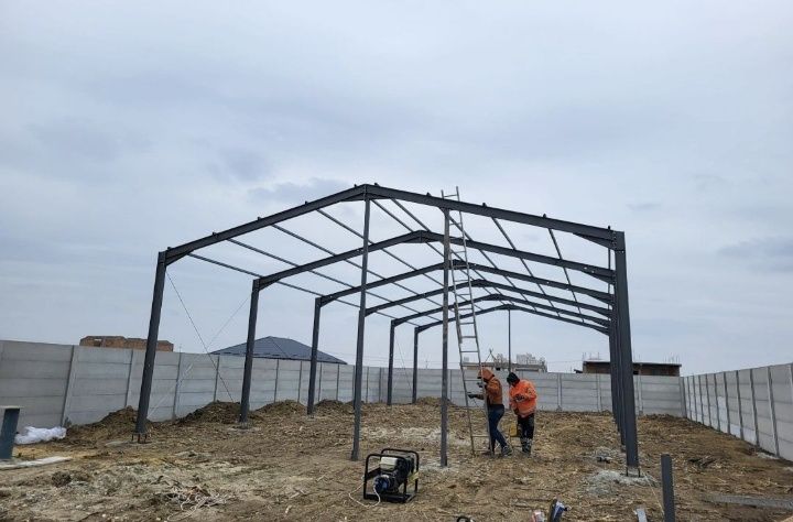 Vand hala din metal 20x10 la 4700 de euro se poate si inveli 
Si avem