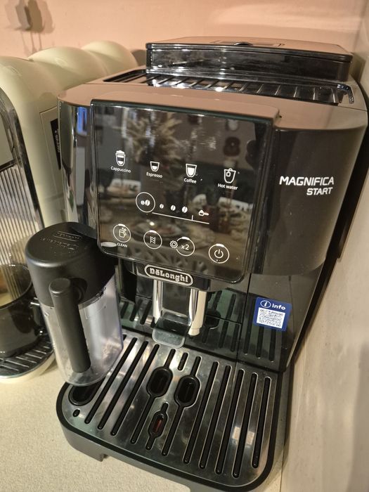 Expresor cafea De'Longhi!Este aproape nou fara urme  de uzura