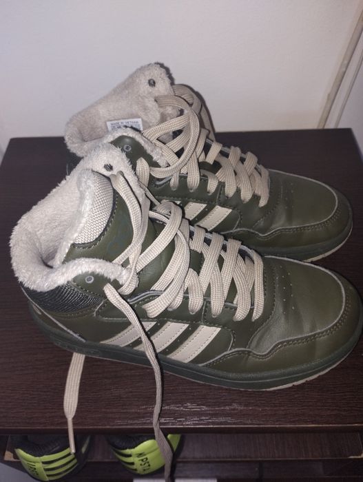 Vând ghete Adidas