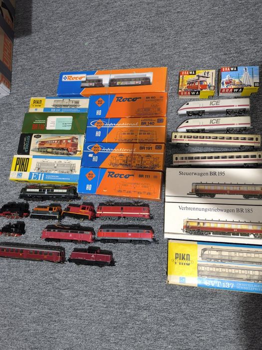 Lot locomotive si vagoane scara HO diferiti producatori