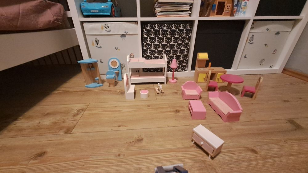 Vand casuta de papusi cu accesorii